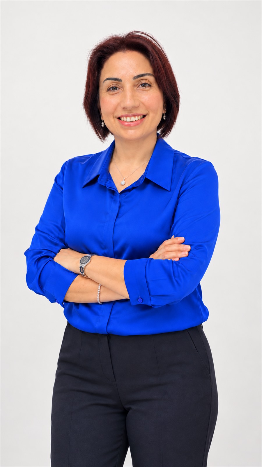 Dr. Selma Öztürk, mavi gömlekle ayakta portre